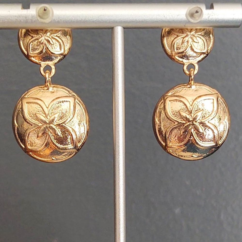 Ornate gold and crystal earrings - Picture 5 of 11